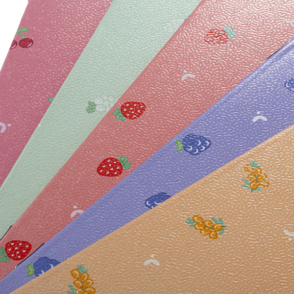 Тетрадь 12 листов в клетку "Ягодки" 60-65г/кв.м на скобе Обл. мел.картон тиснение 5 диз.в блоке скругл.углы