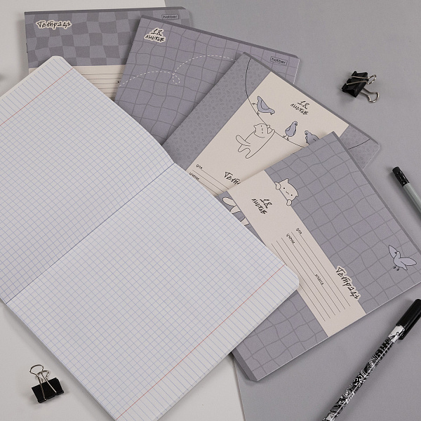 Тетрадь 18 листов в клетку "Кот и голубь" А5ф 60-65г/кв.м на скобе Обл. мел.картон тиснение 5 диз.в блоке скругл.углы 