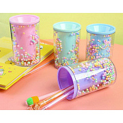 Подставка для пишущих принадлежностей пластиковая "deVENTE. It is a Party!" 11x7 см, в форме цилиндра, с дизайном из разноцветных шариков из пенополистирола, в пластиковом пакете, ассорти 4 цвета