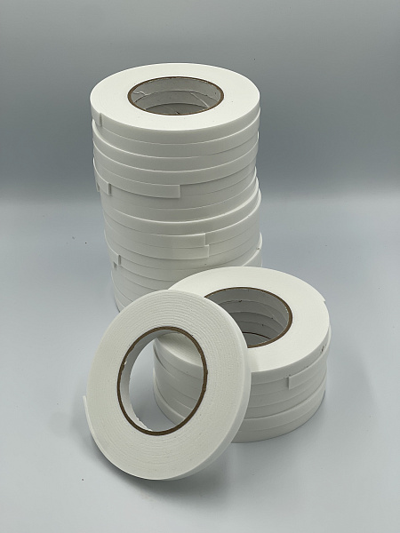 Клейкая лента двусторонняя на вспененной основе 12мм*5м (спайка 24 штук) цена за 1 штуку 